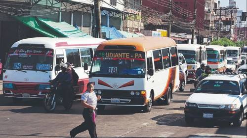 La gente padece con micros viejos e inseguros a la espera del ordenamiento del transporte