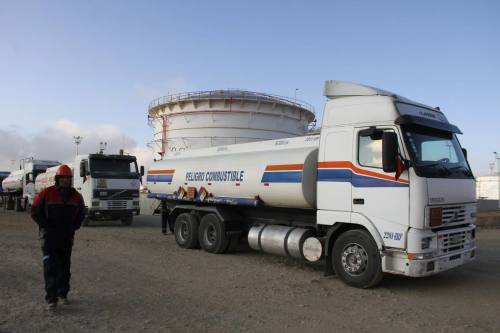 Arce promulga ley para suministro directo de combustibles