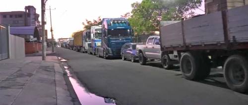 Las extensas filas por diésel continúan en surtidores, mientras sectores se suman al rechazo al DS 5