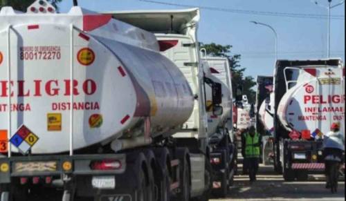 El decreto 5516 fija y estabiliza los precios de los carburantes y congela salarios en el sector púb