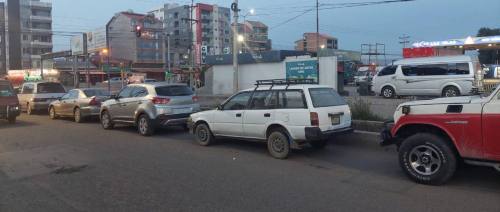 Las filas por combustible siguen en algunos surtidores de El Alto y Cochabamba, en Santa Cruz se esp