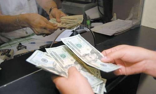 El ministro Espinoza anuncia que este año se unificará el tipo de cambio del dólar