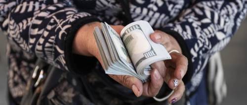 Tras seis días sobre Bs 10, el dólar referencial baja a Bs 9,94 para la venta este martes