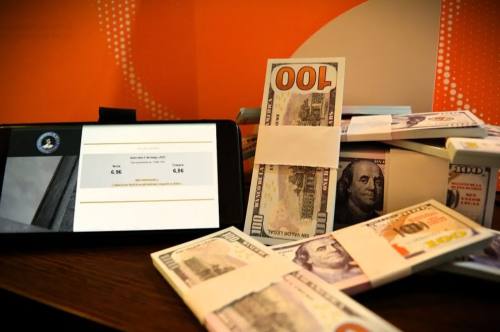 Escaso y muy lejos del cambio oficial, el dólar seguirá incierto hasta la elección