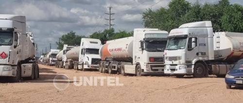 Cisterneros reportan lento avance en el ingreso de combustible a la refinería de Palmasola en Santa 