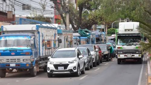 Filas por combustibles crecen aún más y gobierno garantiza abastecimiento desde hoy