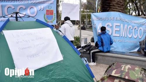 Constructoras exigen pago de deudas a Alcaldía e instalan huelga