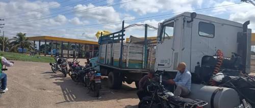 Pese a que persisten las filas en los surtidores, YPFB dice que los despachos de combustibles ya sub