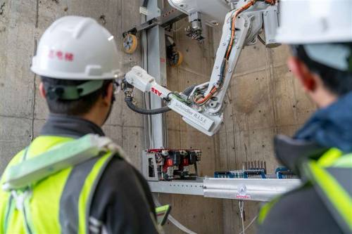 Un robot autotrepador acelera las obras de la Torre Shaw en Singapur
