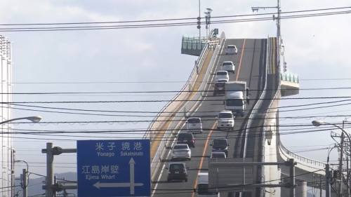 Un puente en Japón se asemeja a una montaña rusa y su estructura asombra a los turistas