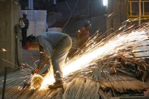 Especialista pide vincular alza salarial a la mejora real de la productividad laboral