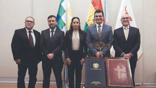 Presidenta de YPFB y un ministro salen por crisis de combustibles