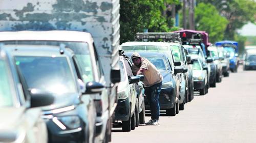 Crisis de combustibles llega a su punto más bajo y surgen contradicciones