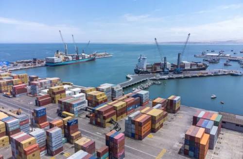 Bloqueos saturan con carga el puerto de Arica en Chile