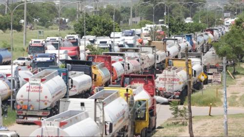 Cisterneros exigen a YPFB explicar por qué no descarga 20 millones de litros de gasolina en Palmasol
