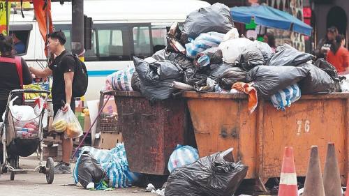 Hay retrasos en el recojo de basura y escasean los micros por la falta de diésel