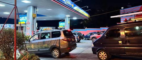Termina junio y no cesan las filas de vehículos en el eje central en busca de combustible
