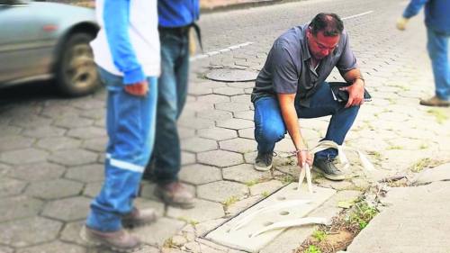 Colocan rejillas de concreto en los sumideros, pero los baches siguen proliferando