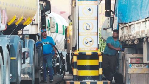 El transporte sigue bloqueado, ahora en las estaciones de servicio