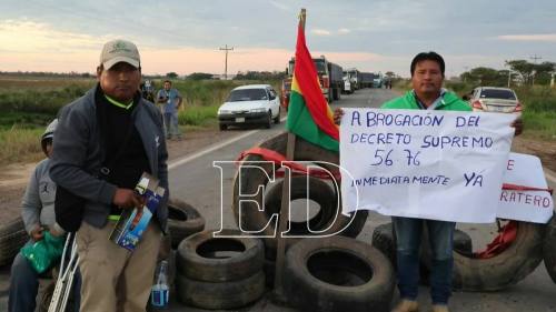 Instalan bloqueos en Santa Cruz en demanda de la abrogación del decreto de diésel