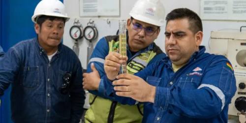 YPFB abre laboratorios de Palmasola y mototaxistas verifican calidad de la gasolina en Santa Cruz