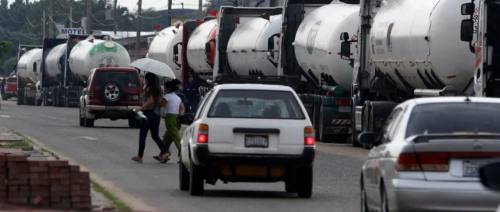 Gobierno autoriza a privados a importar combustible, pero prohíbe mezclarlo con el que trae YPFB
