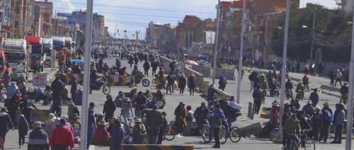 Bolivia comienza un nuevo mes cercada por los bloqueos
