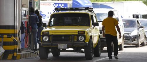 Ley corta: Precio del combustible importado no tendrá subvención y se venderá en el precio real, señ