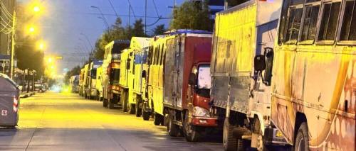 Buscan diésel: Las filas de vehículos se incrementan en surtidores del eje central del país