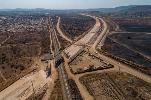 Botellas de plástico recicladas podrían pavimentar más carreteras en África según un nuevo acuerdo