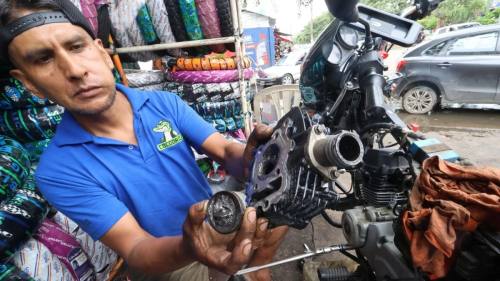 Gasolina mejora en surtidores, pero la carbonilla sigue llegando a los talleres cruceños