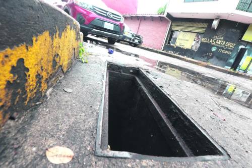 Desniveles y robo de rejillas exponen a conductores y peatones en el centro cruceño