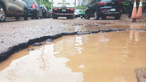 Baches y boquetes se multiplican en las vías de Santa Cruz